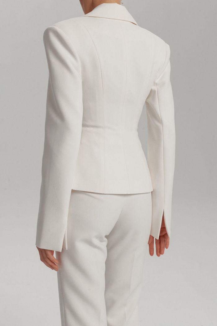 белый приталенный жакет с архитектурными плечами, вид сзади