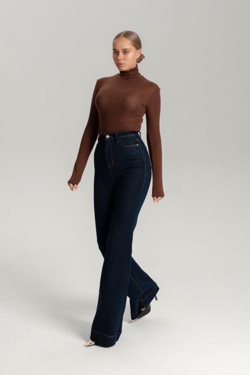 Джинсы клеш с акцентной строчкой