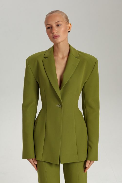Жакет приталенный с акцентными плечами