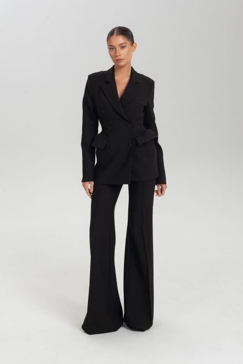 Жакет приталенного силуэта с выступающей линией бортов