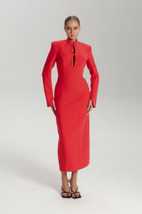 Платье в длине миди с акцентным вырезом