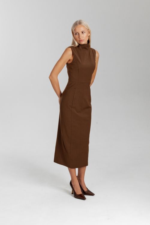 Платье-футляр без рукавов