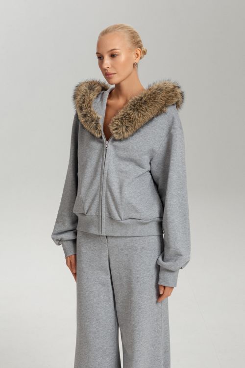 Спортивный костюм с меховым капюшоном
