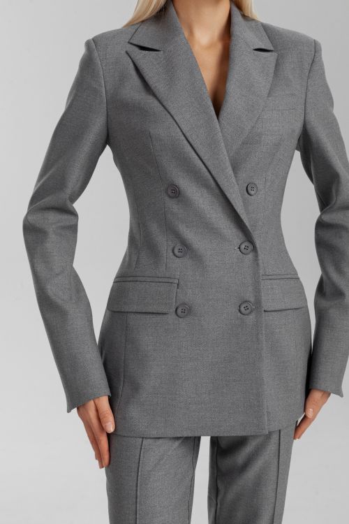 Жакет приталенный с акцентными пуговицами