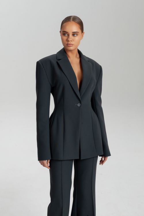 Жакет приталенный с акцентными плечами